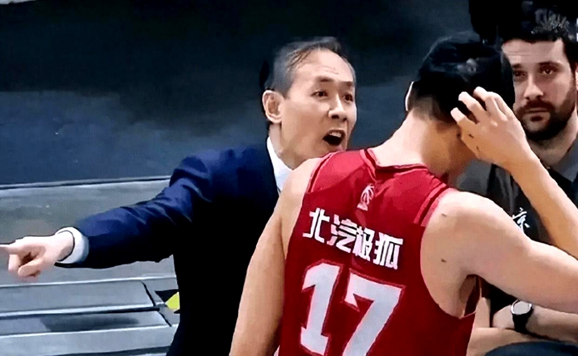 开云体育-拿600万，打鱼腩正负值0+被杨文学单吃2次，球迷：原地退役吧