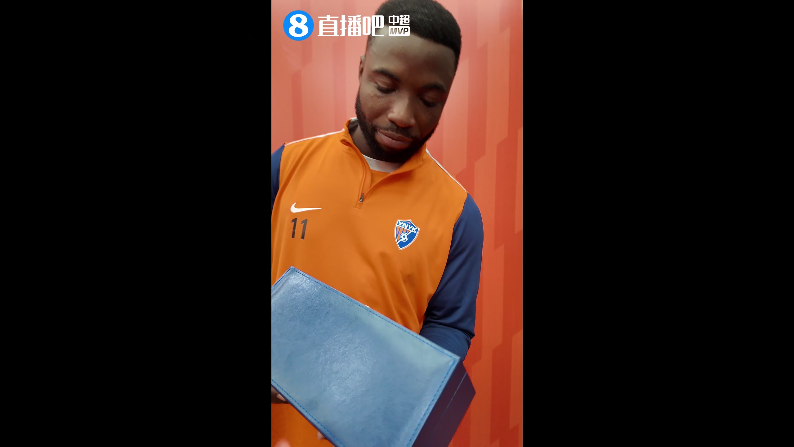 挺标准的！奥斯卡接受直播吧颁奖，用中文说：直播吧，快人一步